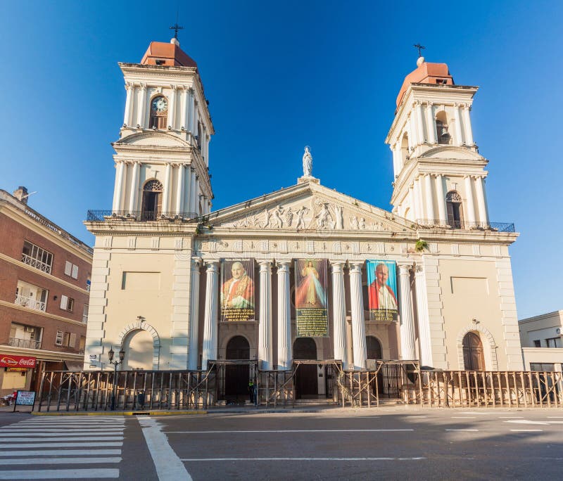 TUCUMAN, ARGENTINIË - APRIL 4, 2015: Kathedraal in de stad van San Miguel de Tucuman, Argenti royalty-vrije stock afbeelding TUCUMAN, ARGENTINIË - APRIL 4, 2015: Kathedraal in de stad van San Miguel de Tucuman, Argenti royalty-vrije stock afbeelding