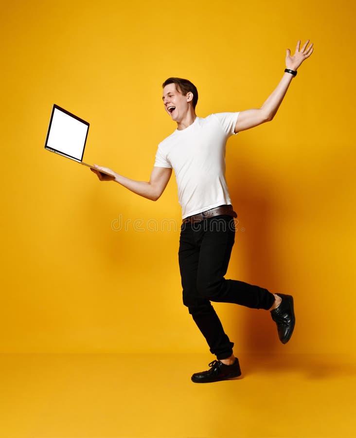 ?tudiant sautant avec l'ordinateur portable image libre de droits ?tudiant sautant avec l'ordinateur portable image libre de droits