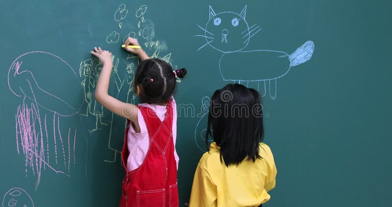 ?tudiants dessinant sur le conseil vert banque de vidéos