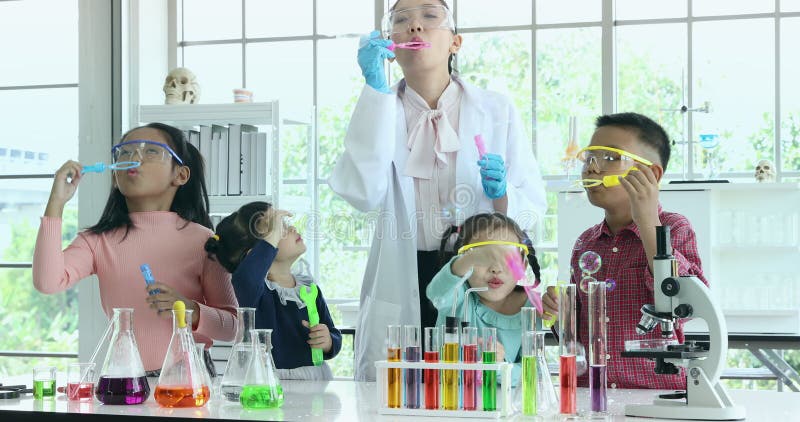 ?tudiants soufflant des bulles dans le laboratoire banque de vidéos