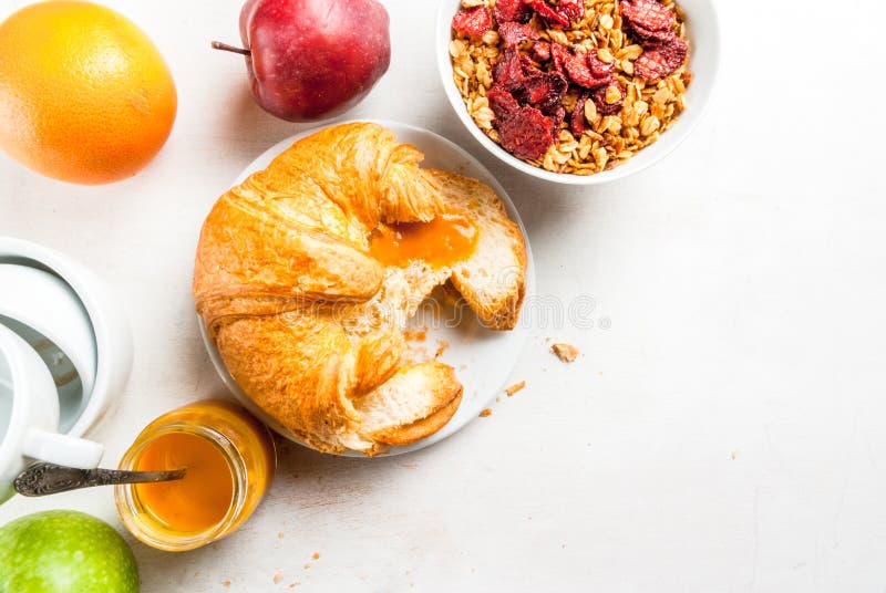 Tudo que você precisa para fácil e um café da manhã integral: croissan fotografia de stock Tudo que você precisa para fácil e um café da manhã integral: croissan fotografia de stock