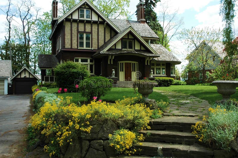Tudor Haus stockfoto. Bild von grün, hunde, rasen, tür 925910