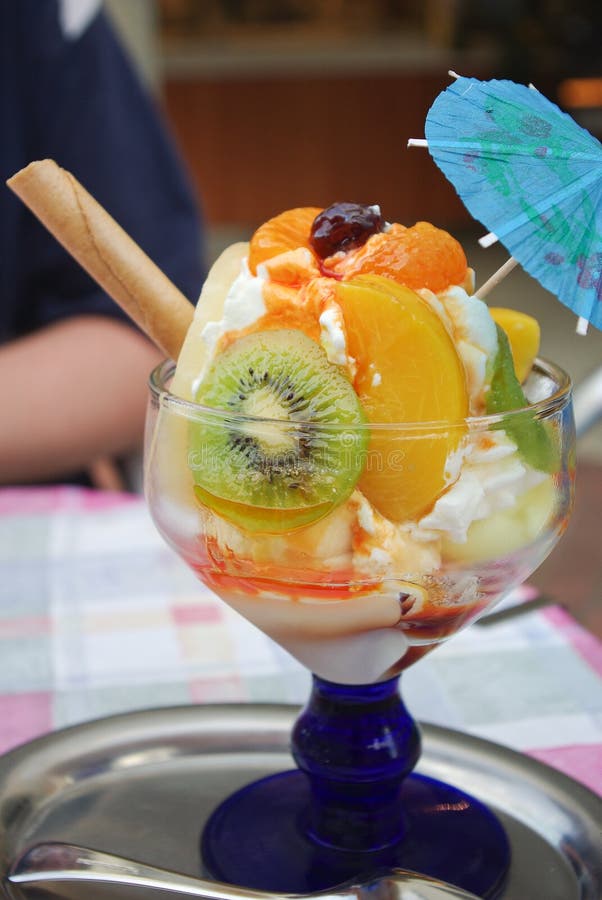 Tuercas con helado y crema fotos de archivo libres de regalías Tuercas con helado y crema fotos de archivo libres de regalías