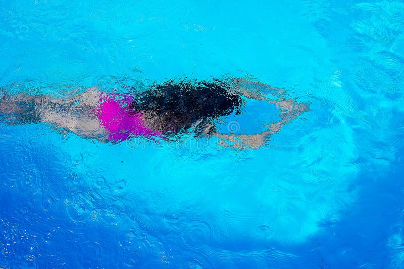 Tuffarsi punto di vista superiore della piscina immagini stock Tuffarsi punto di vista superiore della piscina immagini stock