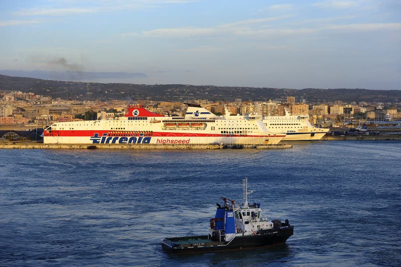Tug Boat nel porto fotografia stock libera da diritti Tug Boat nel porto fotografia stock libera da diritti