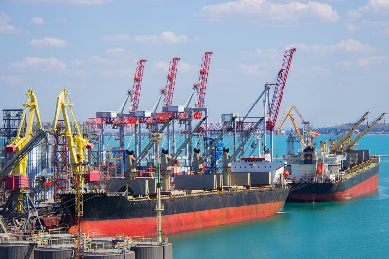 Tugboat βοηθώντας φορτηγό πλοίο εμπορευματοκιβωτίων στη λιμενική αποβάθρα στοκ εικόνα Tugboat βοηθώντας φορτηγό πλοίο εμπορευματοκιβωτίων στη λιμενική αποβάθρα στοκ εικόνα