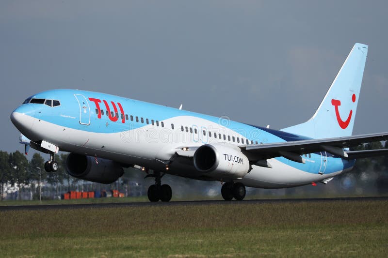 TUI Airways-plan som landar på bana arkivbilder