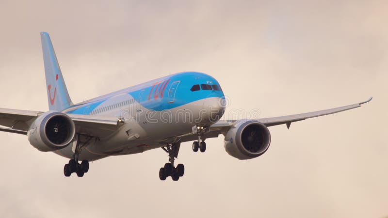 TUI Fly Boeing 787 Dreamliner att närma sig stock video