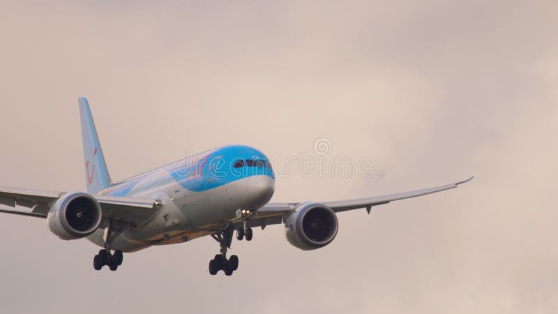 TUI Fly Boeing 787 Dreamliner att närma sig arkivfilmer