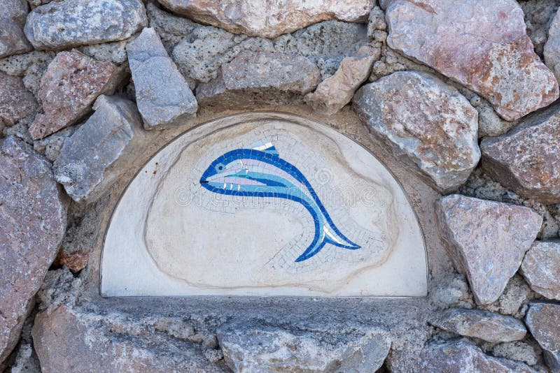 Tuiles de mosaïque de poissons de plan rapproché sur un vieux mur