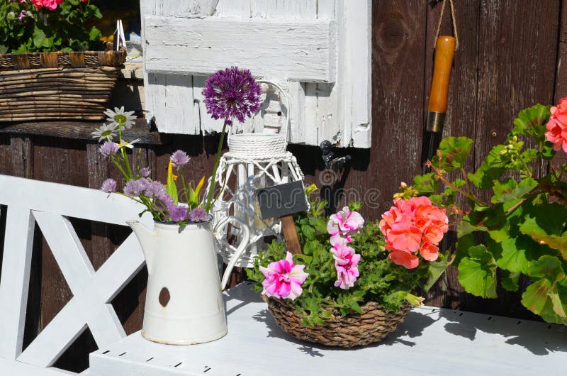 Het Plattelandshuisje van de tuin in de zomer royalty-vrije stock afbeelding Het Plattelandshuisje van de tuin in de zomer royalty-vrije stock afbeelding