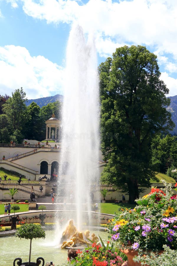 Tuin met standbeelden en fonteinen het kasteel Linderhof in Duitsland stock afbeelding Tuin met standbeelden en fonteinen het kasteel Linderhof in Duitsland stock afbeelding