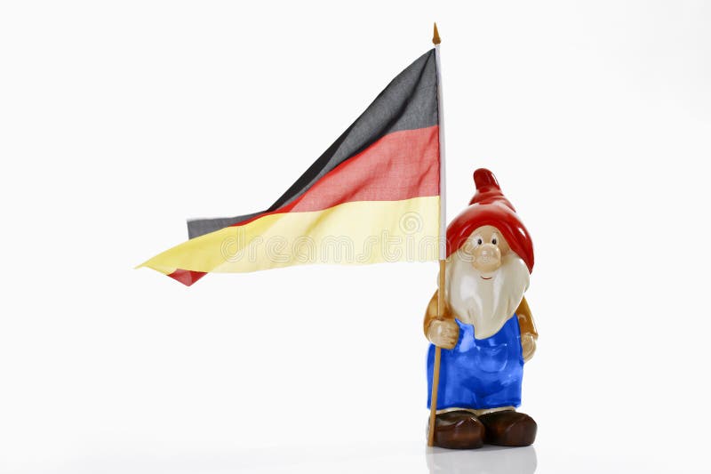 Tuingnoom en Duitse vlag op witte achtergrond royalty-vrije stock afbeelding Tuingnoom en Duitse vlag op witte achtergrond royalty-vrije stock afbeelding