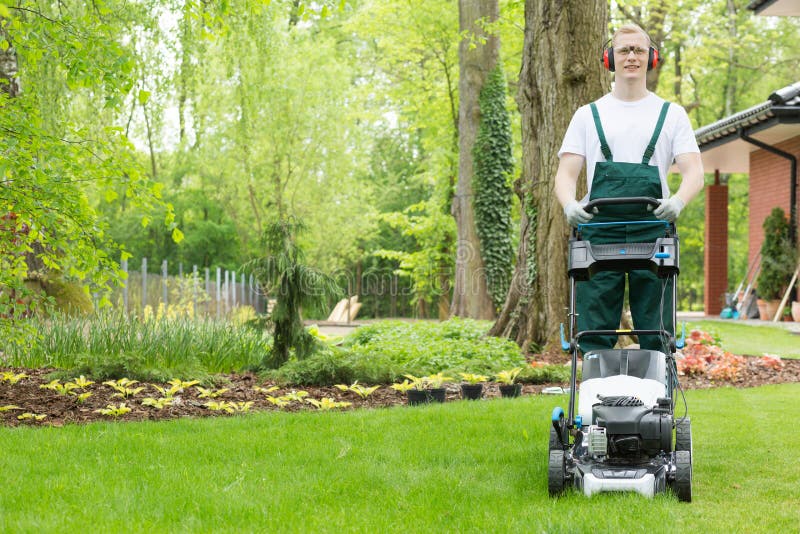 Tuinman met de grasmaaimachine royalty-vrije stock foto Tuinman met de grasmaaimachine royalty-vrije stock foto