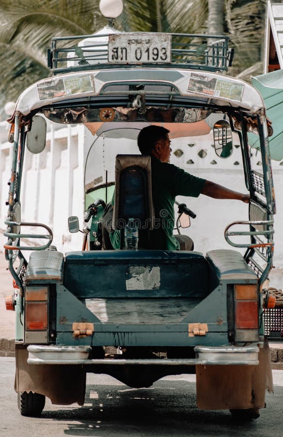 Tuk tuk bestuurder die op een ruiter wachten stock afbeeldingen Tuk tuk bestuurder die op een ruiter wachten stock afbeeldingen