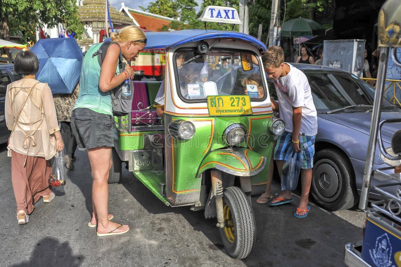 Tuk-tuk Fahrer in Bangkok, Thailand lizenzfreie stockbilder Tuk-tuk Fahrer in Bangkok, Thailand lizenzfreie stockbilder