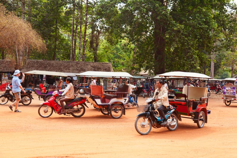 Tuk-tuk i Angkor Wat, Cambodja arkivbild Tuk-tuk i Angkor Wat, Cambodja arkivbild