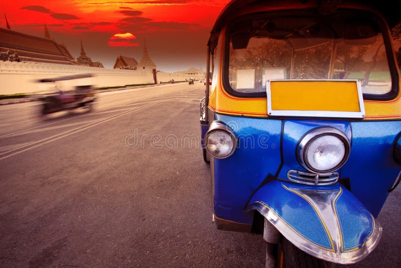 Tuk tuk Thailand bij groot paleis stock afbeeldingen Tuk tuk Thailand bij groot paleis stock afbeeldingen