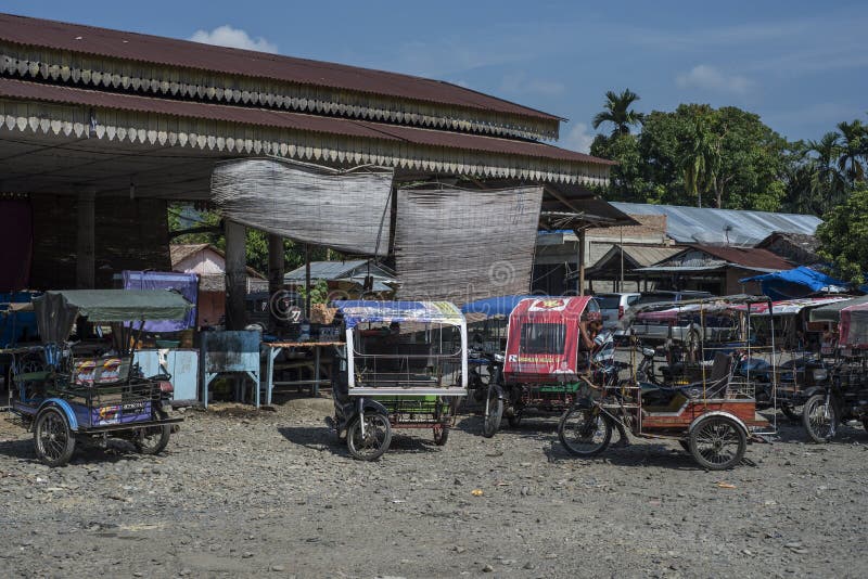 Tuk-tuks na estação de ônibus em Bukit Lawang, Indonésia fotografia de stock royalty free Tuk-tuks na estação de ônibus em Bukit Lawang, Indonésia fotografia de stock royalty free