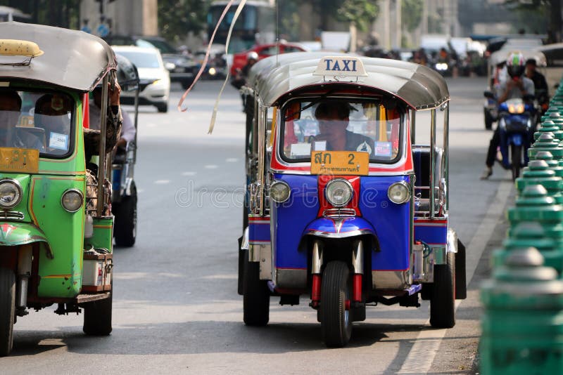 Tuk Tuk, который 3-катят моторизованный корабль используемый как такси ждет и находка для пассажиров на дороге стоковое изображение rf Tuk Tuk, который 3-катят моторизованный корабль используемый как такси ждет и находка для пассажиров на дороге стоковое изображение rf