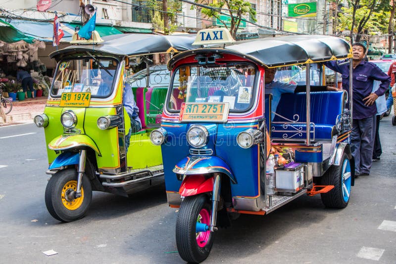 Tuks di Tuk ed i loro driver fotografia stock libera da diritti Tuks di Tuk ed i loro driver fotografia stock libera da diritti