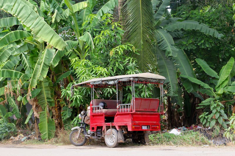 Tuktuk rojo en la selva, Camboya fotos de archivo Tuktuk rojo en la selva, Camboya fotos de archivo