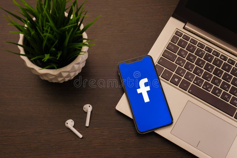Tula, Rusland - Mei 24,2019: Apple-iPhone X met Facrbook-embleem op het scherm stock afbeelding Tula, Rusland - Mei 24,2019: Apple-iPhone X met Facrbook-embleem op het scherm stock afbeelding