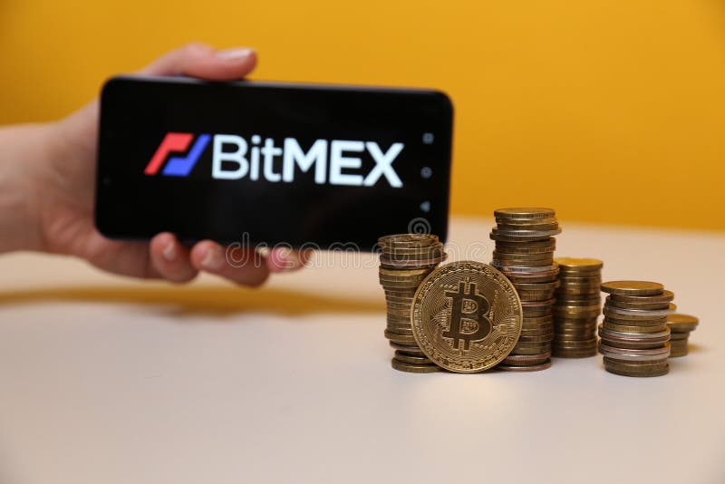 Tula, Rusland - Mei 12, 2019: BitMex op de telefoonvertoning stock foto's Tula, Rusland - Mei 12, 2019: BitMex op de telefoonvertoning stock foto's