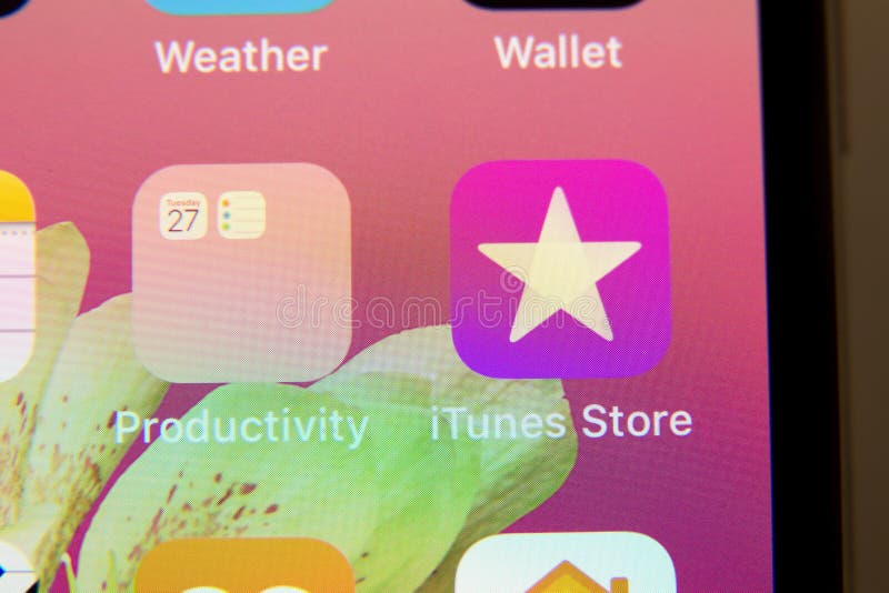 Tula, Rússia - 28 de novembro de 2018 o logotipo da aplicação da loja de iTunes é indicado na tela de um iPhone imagens de stock Tula, Rússia - 28 de novembro de 2018 o logotipo da aplicação da loja de iTunes é indicado na tela de um iPhone imagens de stock