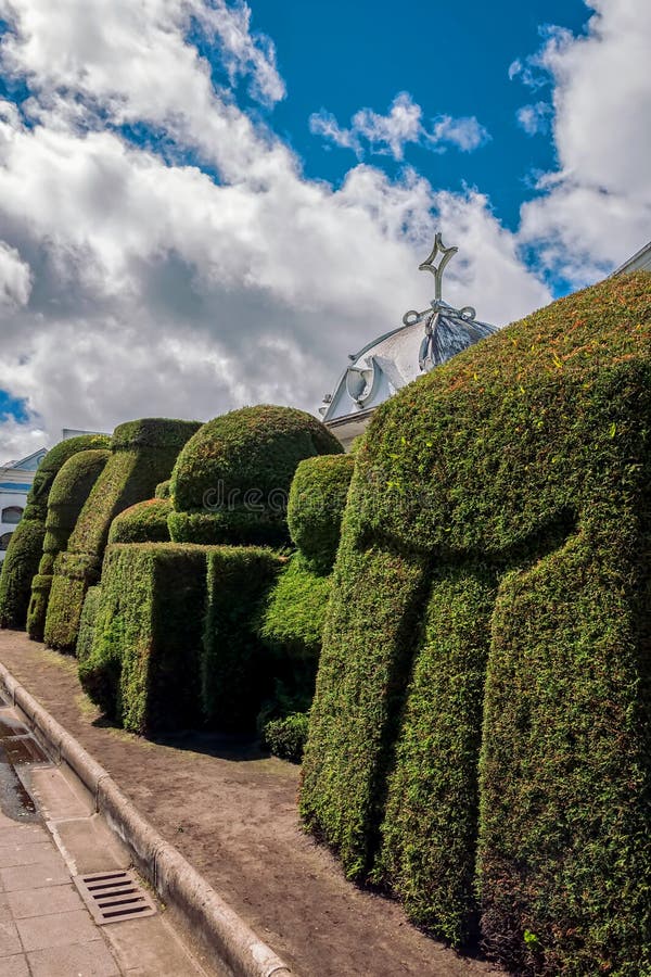 Es un conocido tres jardín cementerio,, sur.