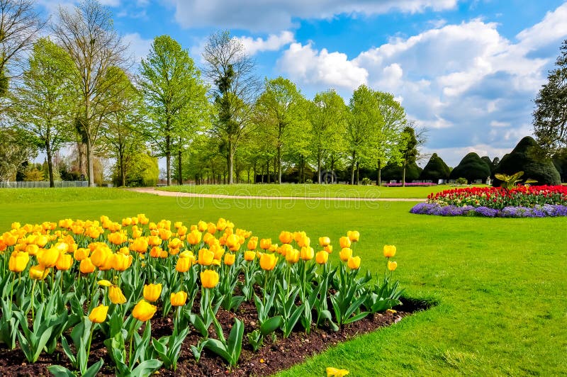 Tulipanes de la primavera en el jardín del Hampton Court, Londres, Reino Unido fotografía de archivo libre de regalías Tulipanes de la primavera en el jardín del Hampton Court, Londres, Reino Unido fotografía de archivo libre de regalías