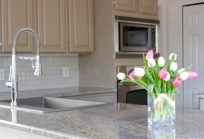 Tulipani in una cucina grigia moderna immagine stock libera da diritti Tulipani in una cucina grigia moderna immagine stock libera da diritti