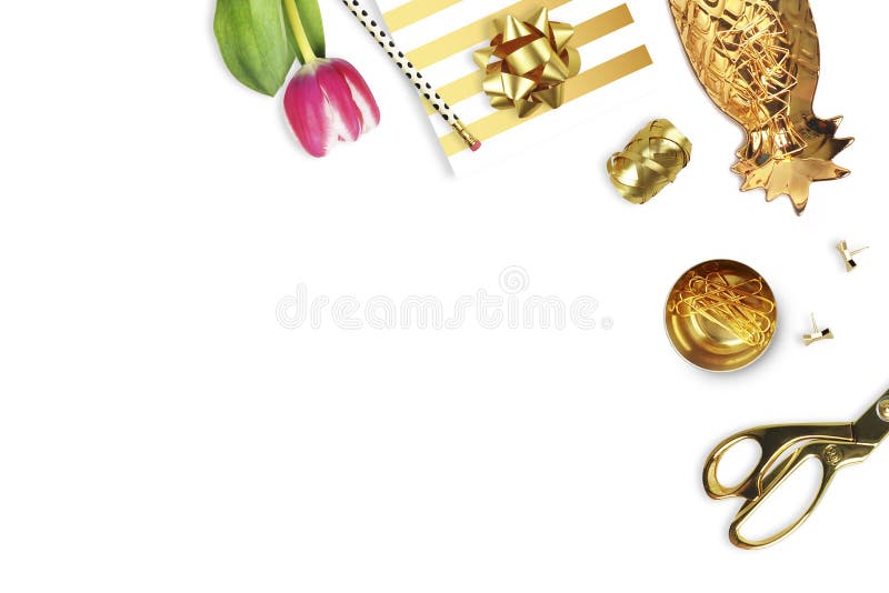 Tulipe, agrafeuse d'or, crayon Vue de Tableau La vie toujours de la mode Configuration plate photographie stock Tulipe, agrafeuse d'or, crayon Vue de Tableau La vie toujours de la mode Configuration plate photographie stock