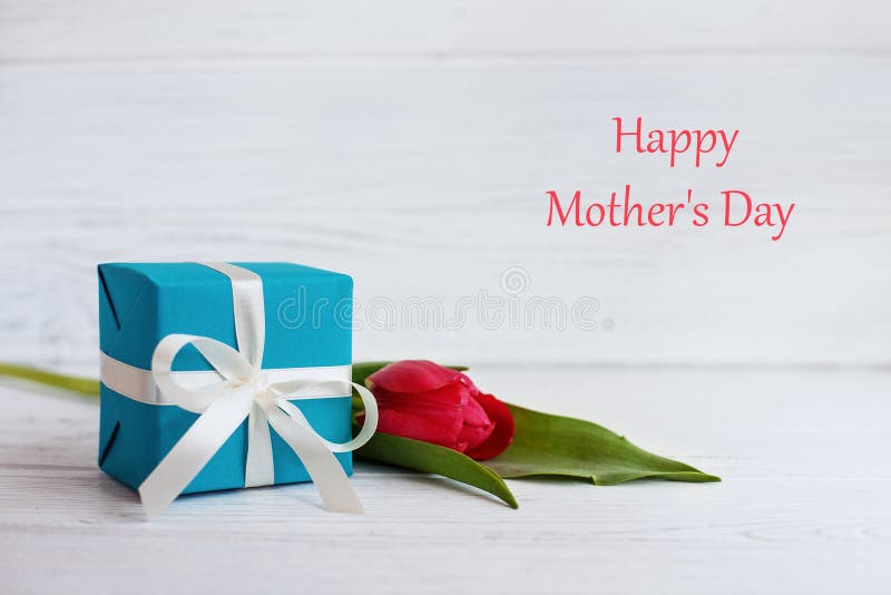 Tulipe et cadeau pour la mère Le concept du jour heureux du ` s de mère images stock Tulipe et cadeau pour la mère Le concept du jour heureux du ` s de mère images stock