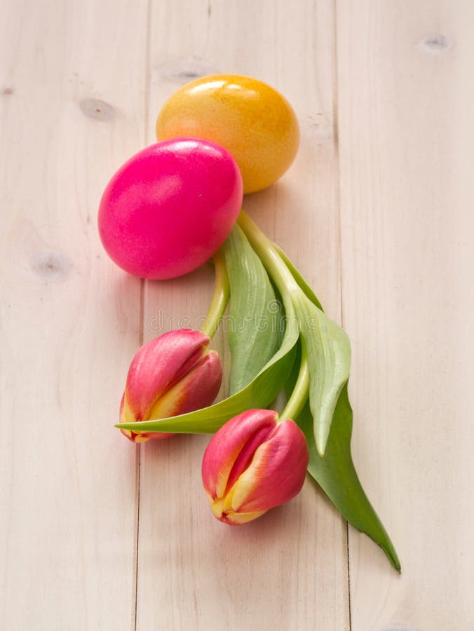 Tulipes avec des oeufs de pâques photos libres de droits Tulipes avec des oeufs de pâques photos libres de droits