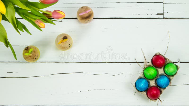 Tulpen, konijntjes en eieren op houten achtergrond stock afbeeldingen Tulpen, konijntjes en eieren op houten achtergrond stock afbeeldingen