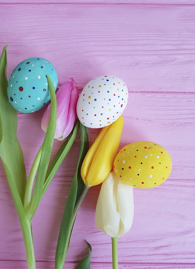 Tulpenpaaseieren op roze houten met de hand gemaakt royalty-vrije stock foto Tulpenpaaseieren op roze houten met de hand gemaakt royalty-vrije stock foto