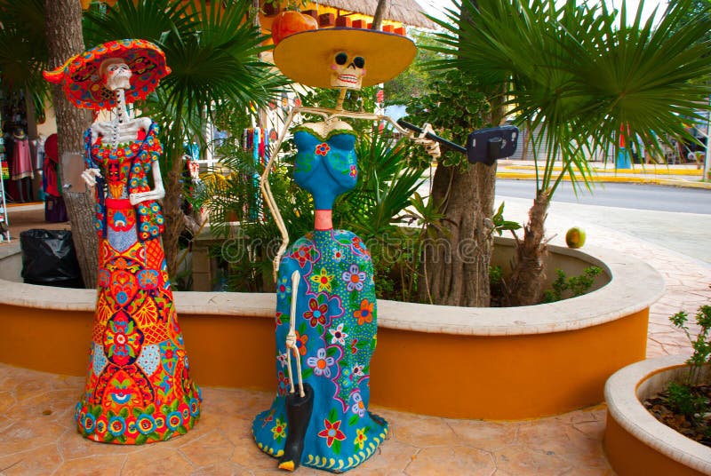 Tulum Quintana Roo Mexiko Statuen Der Gottin Des Todes Catrina Am Eingang Zum Souvenirladen Die Hauptfigur Von T Stockfoto Bild Von Tulum Catrina