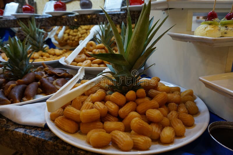 Tulumba turco tradicional da sobremesa - em uma tabela belamente decorada no restaurante do hotel imagem de stock Tulumba turco tradicional da sobremesa - em uma tabela belamente decorada no restaurante do hotel imagem de stock