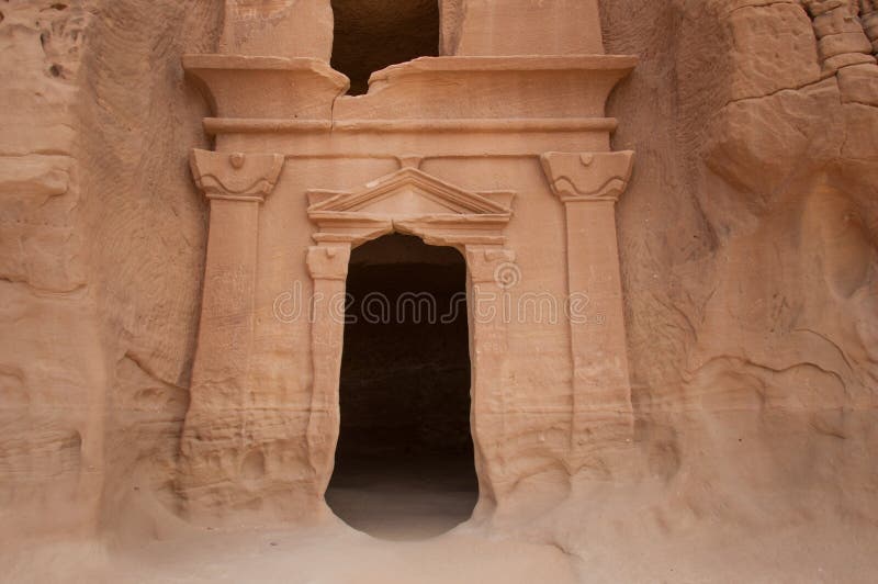 Tumba de Nabatean en el sitio arqueológico de MadaÃ®n Saleh, la Arabia Saudita