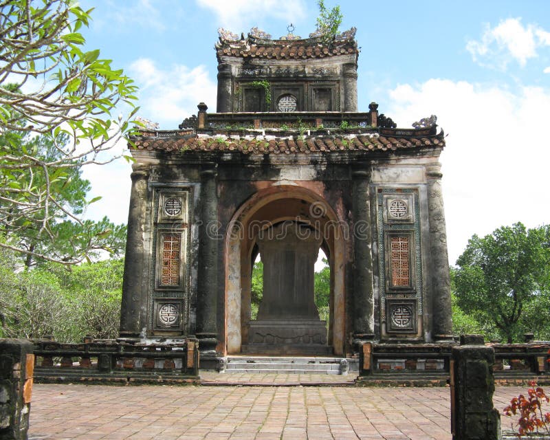 Tumba del emperador Tu Duc foto de archivo. Imagen de templo 50926164