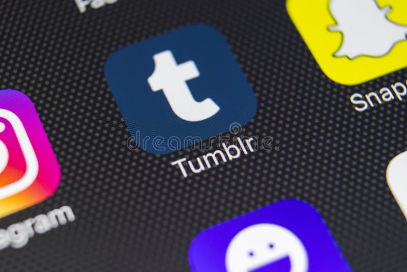 Tumblr plus podaniowa ikona na Jabłczanego iPhone 8 smartphone parawanowym zakończeniu Tumblr plus app ikona Tumblr jest internet zdjęcie stock