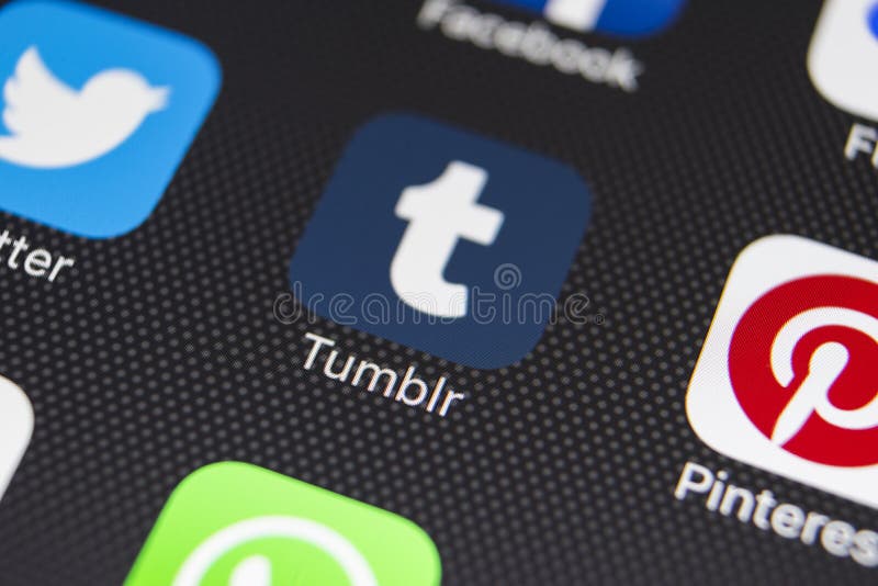 Tumblr plus podaniowa ikona na Jabłczanego iPhone 8 smartphone parawanowym zakończeniu Tumblr plus app ikona Tumblr jest internet obrazy stock