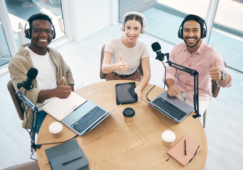 Tummar upp människor i radio- och värdspel för pratprogram, sändning och innehållsskapande med personer i porträtt. hörlurar royaltyfri fotografi