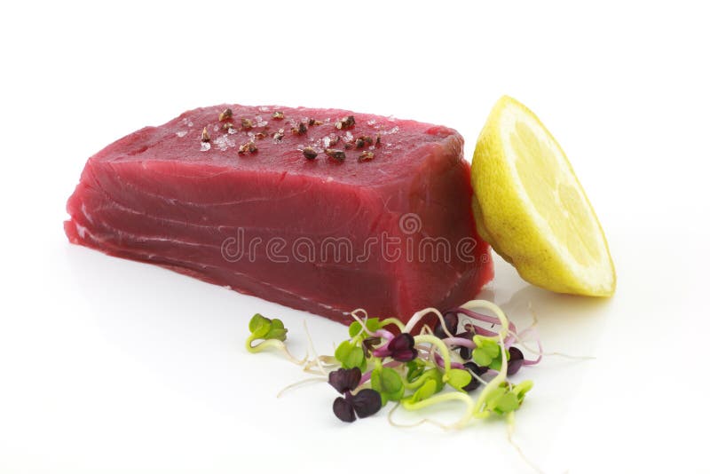 Syrový tuňák steak s citrónovou, mořskou sůl, pepř a Čerstvé klíčky mungo fazole salát (ředkvičky, slunečnice)