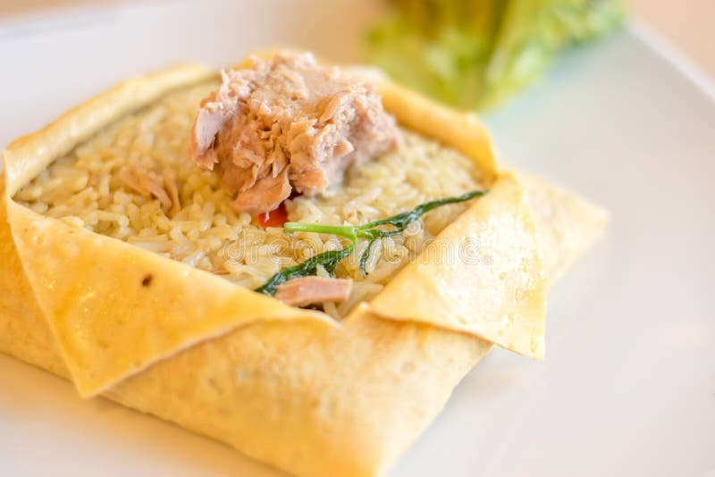 Tuna Green Curry Fried Rice Wickelte Im EiBlatt Ein Stockbild Bild