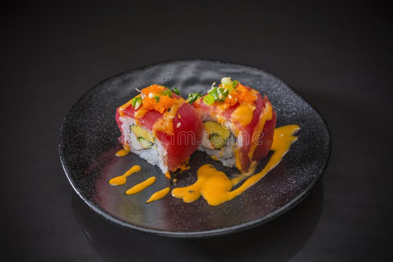 Tuna Sushi Roll crua com molho picante imagens de stock royalty free Tuna Sushi Roll crua com molho picante imagens de stock royalty free