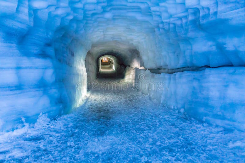 Tunel w Lodowej jamie w Langjokull lodowu w Iceland