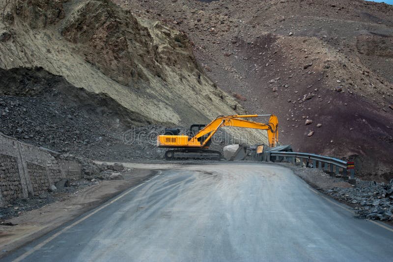 Tung bil för vägkonstruktion i Himalaya berg