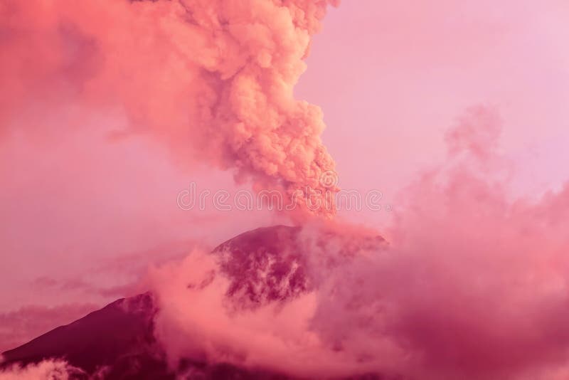 Tungurahua Volcano Eruption At Sunset royaltyfri bild Tungurahua Volcano Eruption At Sunset royaltyfri bild